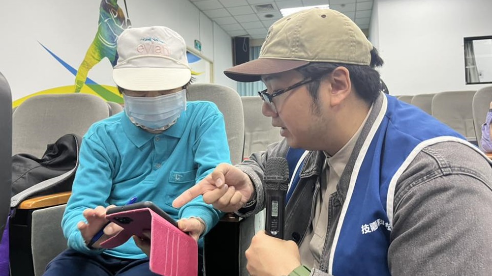 技嘉數位之愛樂齡學苑-台北市體育局志工團-手機基礎&生活實用